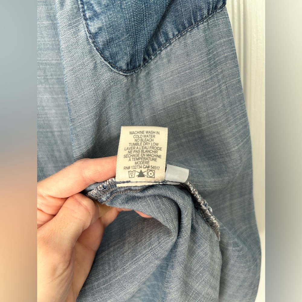 Cloth and Stone collared button up lightweight denim colored shirt size small - Picture 7 of 8